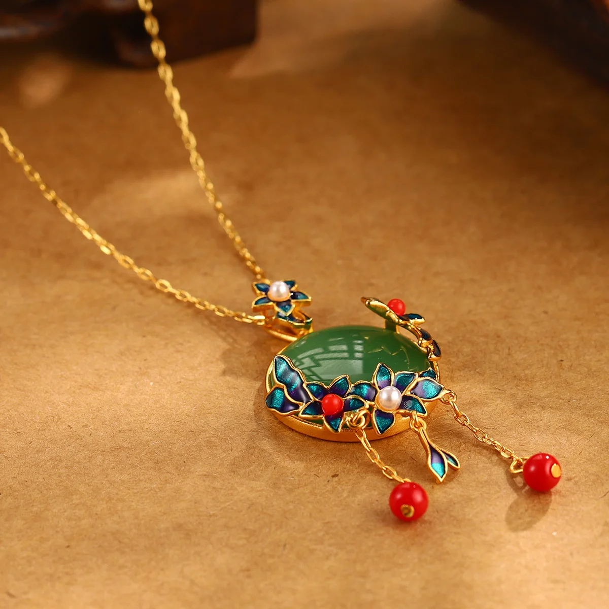 

Vintage Cloisonne Enamel Floral Pendant Necklace Women Gold Plated White Agate Chalcedony Round Bead Choker Jewelry