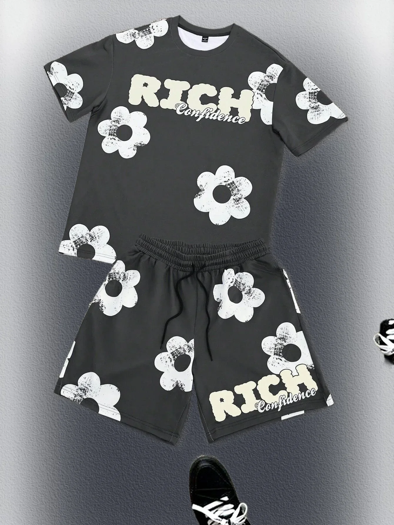 Setelan Kaos dan Celana Pendek Pria Motif Bunga Hitam Putih 2-Piece, Kerah O-neck Lengan Pendek, Celana Pendek Pinggang Elastis