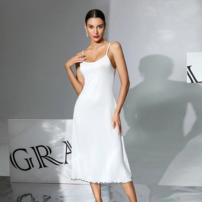 Abito lungo senza schienale da donna nuovo, alla moda, minimalista, sottile, con tracolla, gonna a canotta, tessuto setoso al latte, delicato sulla pelle