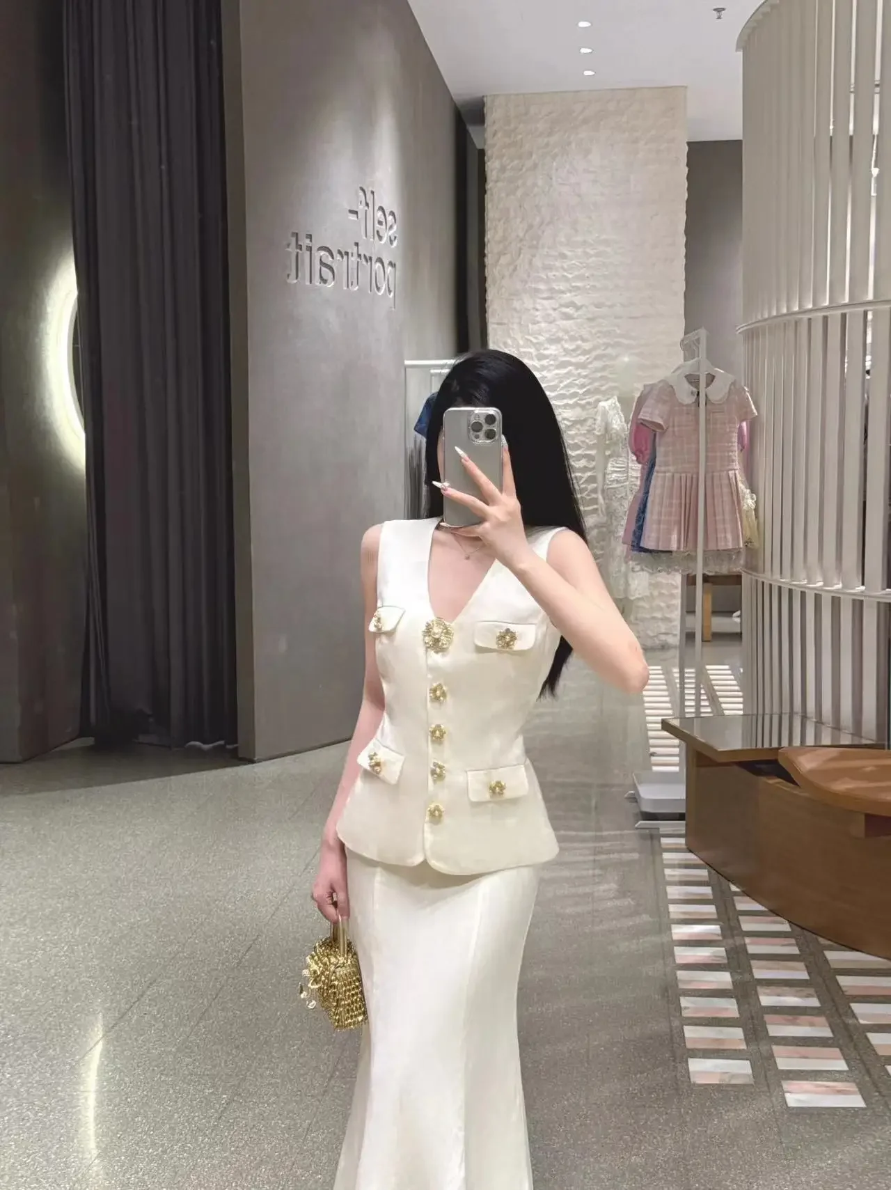 

Clothes for women High end V-neck large gold button white top dress with wrapped buttocks and fishtail skirt, new for summer 24