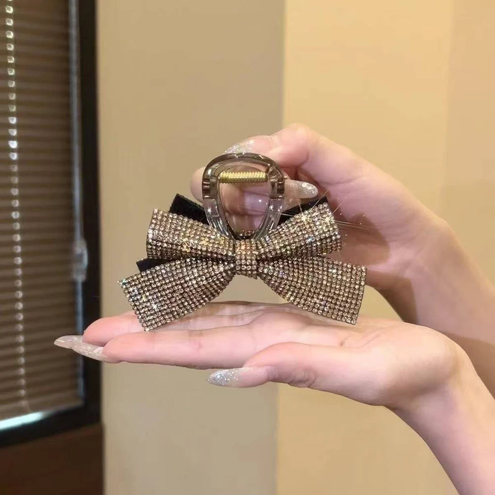 

Блестящая заколка для волос с двойным бантом из страз для женщин, элегантный и сексуальный аксессуар для волос, роскошная заколка с бантом, украшенная стразами.