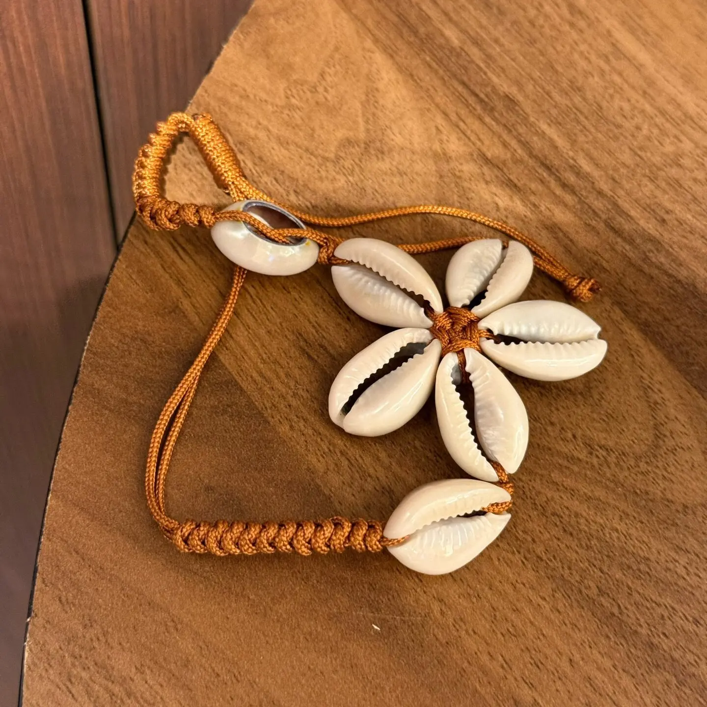 Bohemian Vacation-style Flower-shaped Pendants Worn in Combination with Shell Bracelets