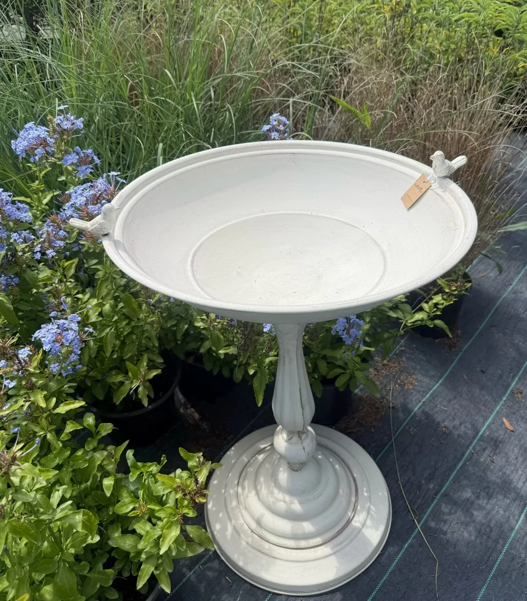 Banho decorativo para pássaros de jardim com detalhes de pássaros, metal branco, 28,3 polegadas de altura x 19,3 polegadas de diâmetro