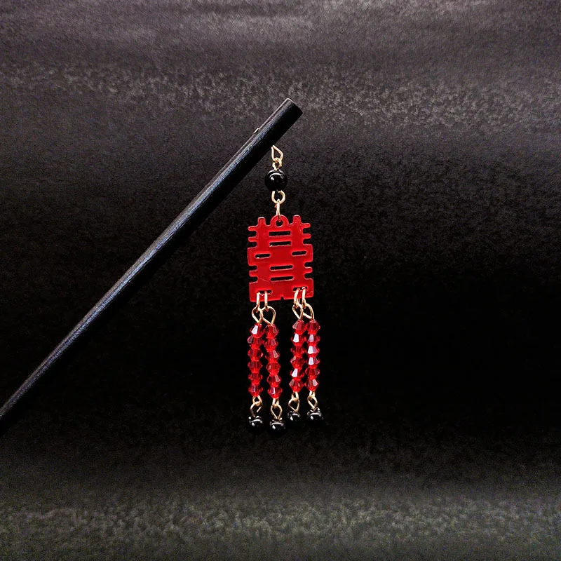 

Новая деревянная заколка для волос в китайском стиле с красными счастливыми иероглифами и бахромой, женская, ретро, для Ханьфу, новогодние аксессуары для волос, модная, универсальная