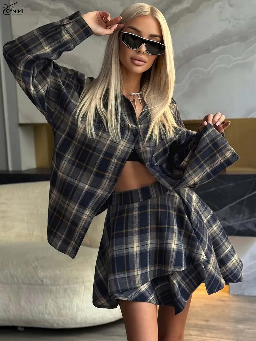 

Элегантный темно-синий комплект из двух предметов Oymimi: женская модная рубашка с длинными рукавами, карманами на пуговицах и мини-юбка на молнии с завышенной талией.