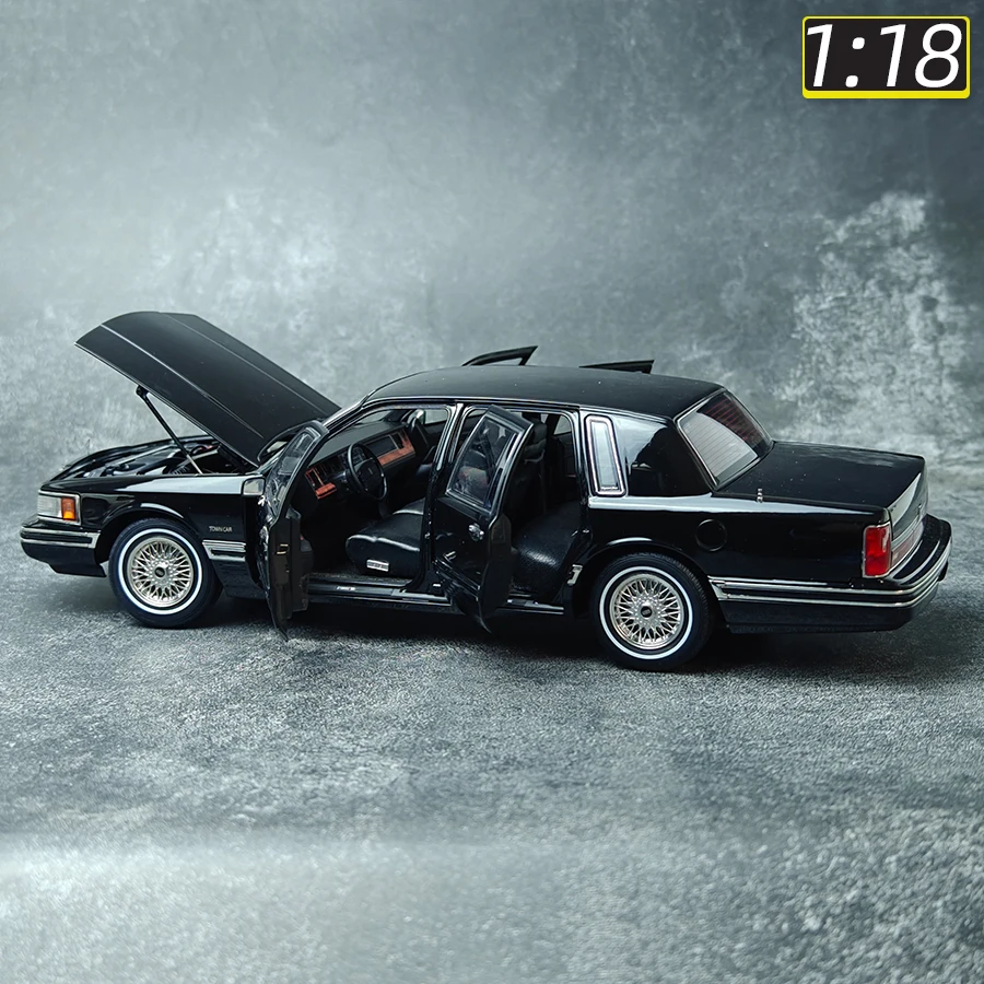 xiaoguang Model 1/18 scale New Lincoln TOWN CAR Model Metal die cast model Holiday gift collection