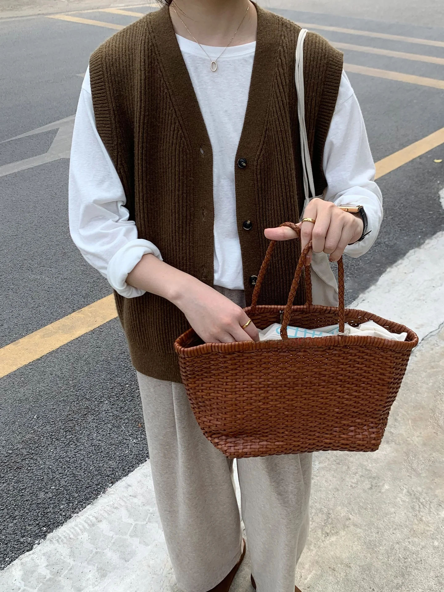 

Простой универсальный женский свитер-жилет Aoxiaotu на осень-зиму, однотонный, с V-образным вырезом, стандартной длины, на одной пуговице, для повседневной носки