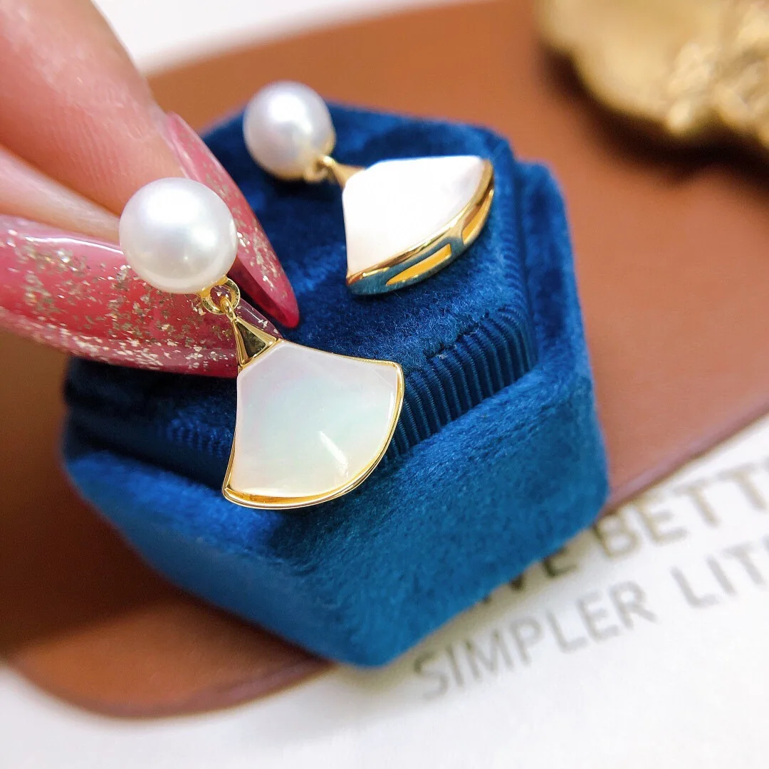 

Серьги из натурального пресноводного жемчуга - универсальные, изящные и стильные серьги-гвоздики - идеальный модный подарок, ювелирное украшение