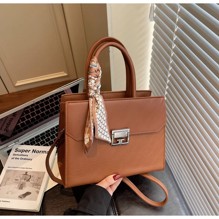 빈티지 스타일 여성용 토트백 2025 넉넉한 메신저백 PU 가죽 조절 가능한 크로스바디 스트랩 대학 출퇴근용