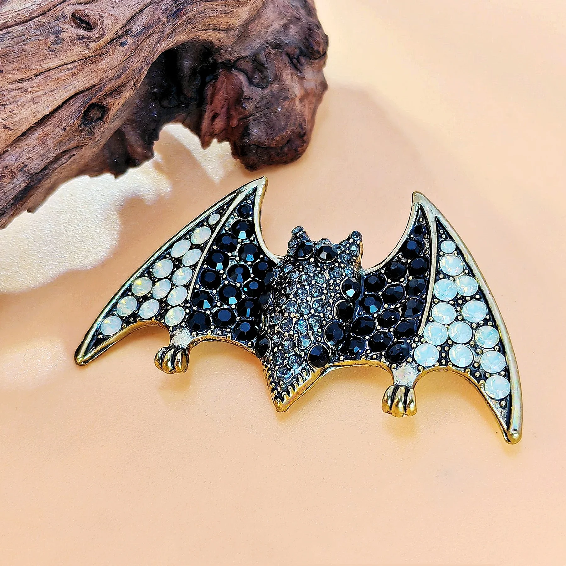 Unglaubliche Micro Pave Kristall weiß schwarz fliegende Vampir Fledermaus Brosche Pin Halloween Zubehör