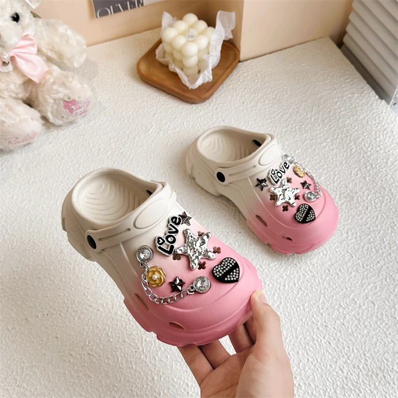 

Мультяшные сабо с сердечками и цепочками для мальчиков и девочек, уличные тапочки для родителей и детей, нескользящие, увеличивающие рост, с закрытым носком