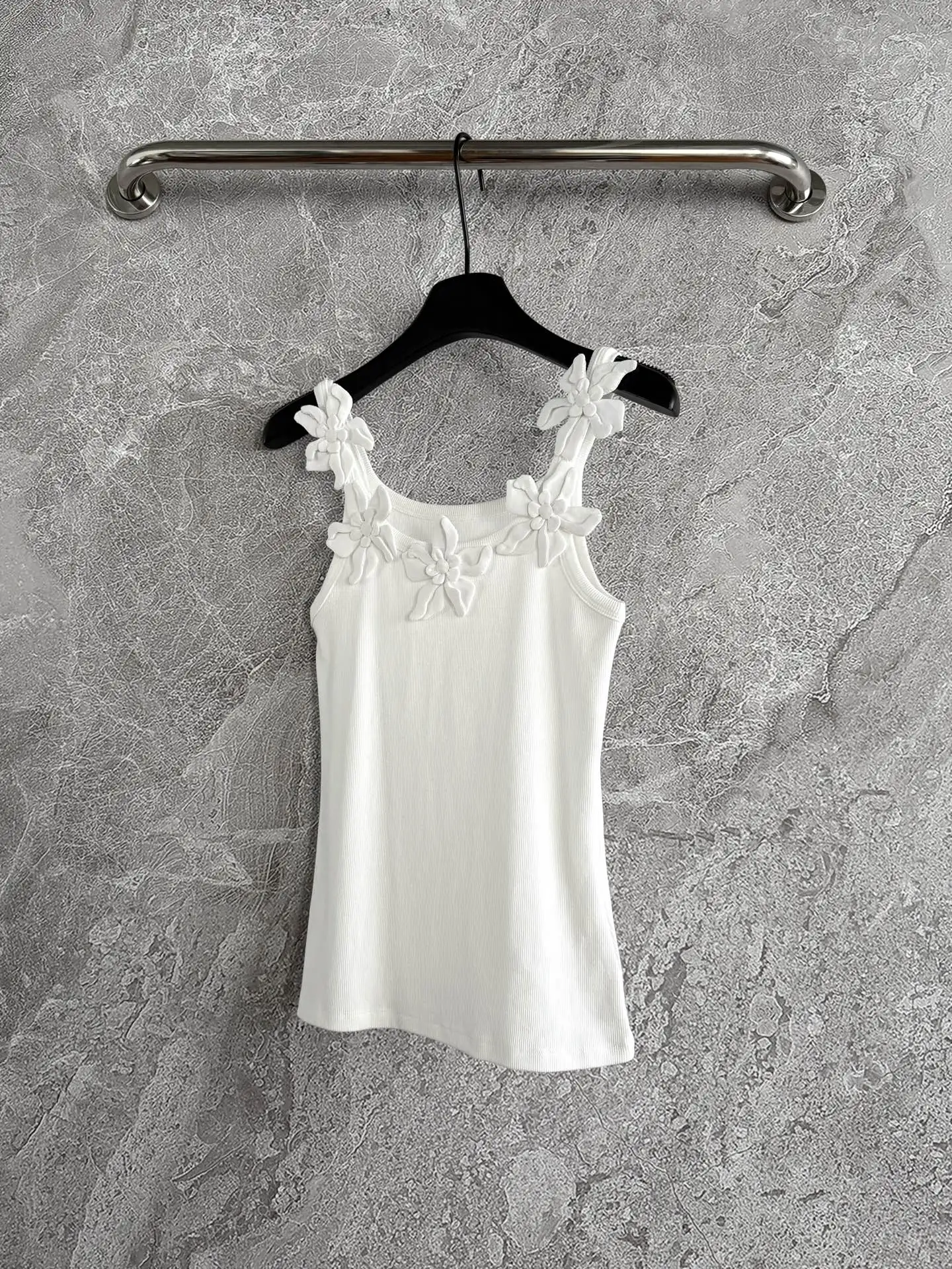 

Women White Knitted Tank Tops Handmade 3D Flower Appliques U-Neck Sleeveless Slim Vest