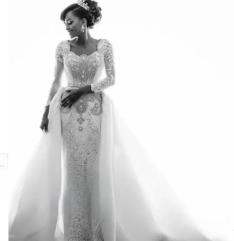 ชุดแต่งงานหรูหราแบบสั่งตัด ชุดแต่งงานไซส์ใหญ่สไตล์แอฟริกัน ชุดแต่งงานลูกไม้สไตล์วินเทจแขนยาวแบบถอดได้ พร้อมชายกระโปรงยาว