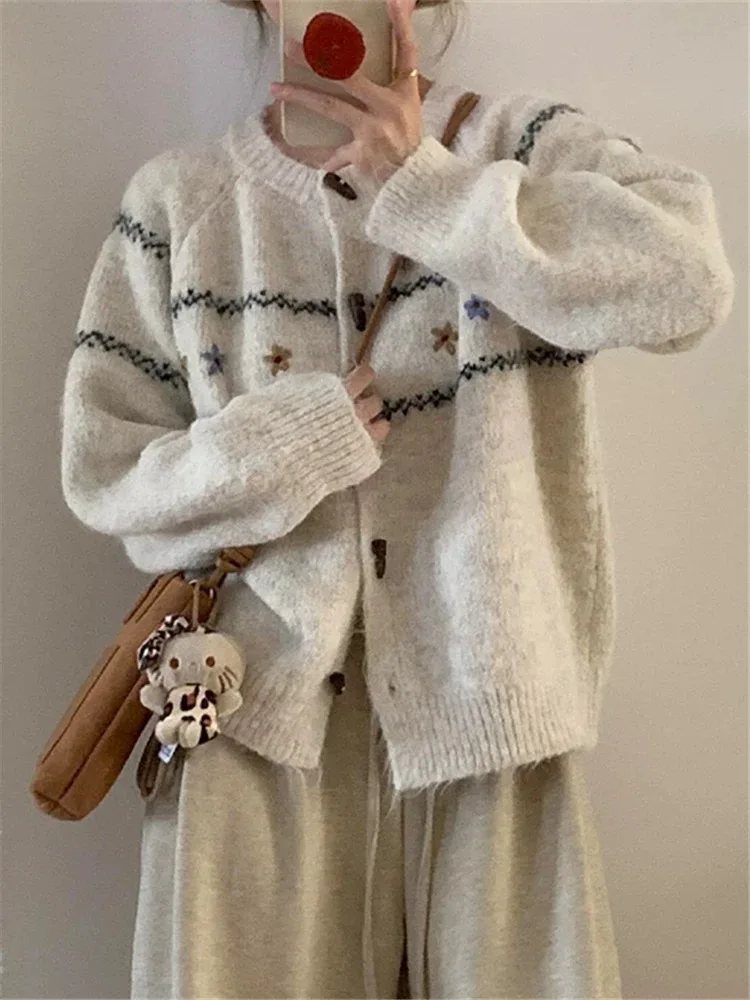 

Корейский мягкий бежевый круглый вязаный свитер на пуговицах, кардиган, женская свободная вязаная верхняя одежда с ленивым цветочным принтом