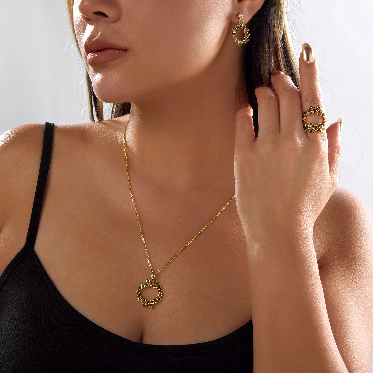 Vergoldetes Set mit Halskette, Ohrringen und Ring mit Zirkonia-Blumenkranz für Damen, Zierliches CZ-Messing-Schmuckset, Party- und Hochzeitsgeschenk – Detail 7