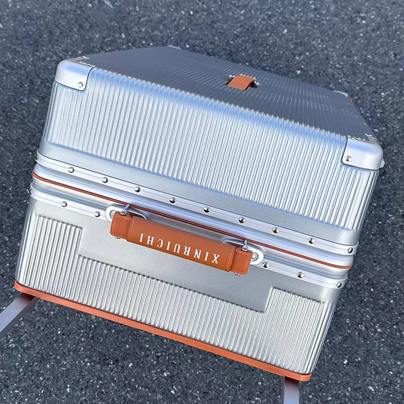 

Вместительные дорожные чемоданы с утолщенным прочным корпусом из поликарбоната, алюминиевым каркасом 3:7, винтажными ручками и широкой выдвижной ручкой-телескопом