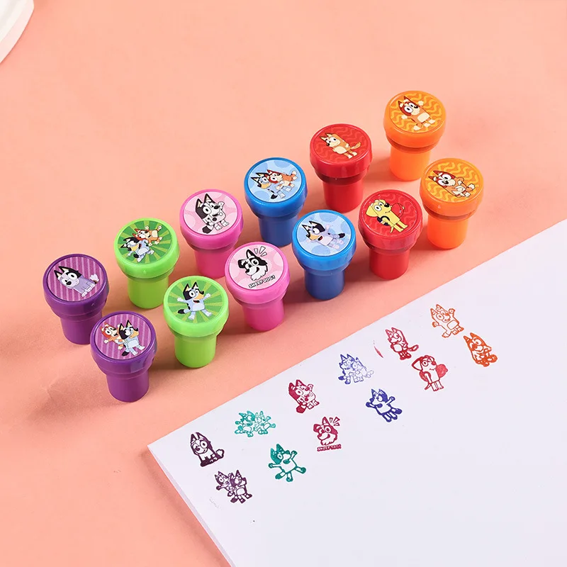 

12 шт., милые игрушки с изображением синего бинго, печать, счастливые носки, маффин, аниме, рисунок, печать, красочный мультяшный почтовый знак, подарок для детей