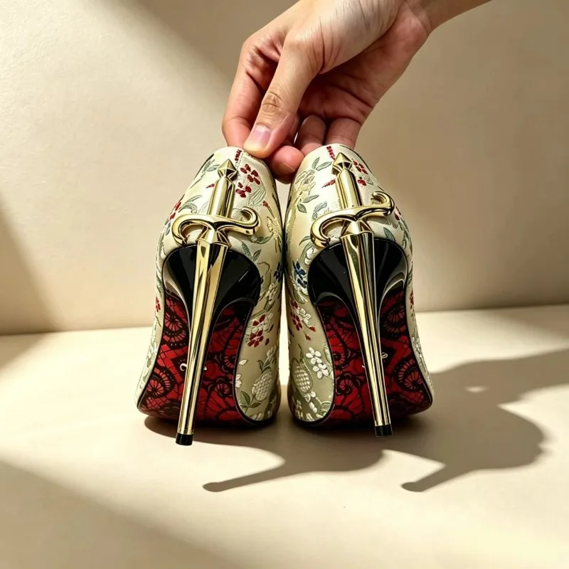 Zapatos de tacón alto con bordados florales y detalles dorados, para mujer, talla grande 43, ideales para fiestas y bodas, con tacón de aguja, elegantes y con punta afilada.