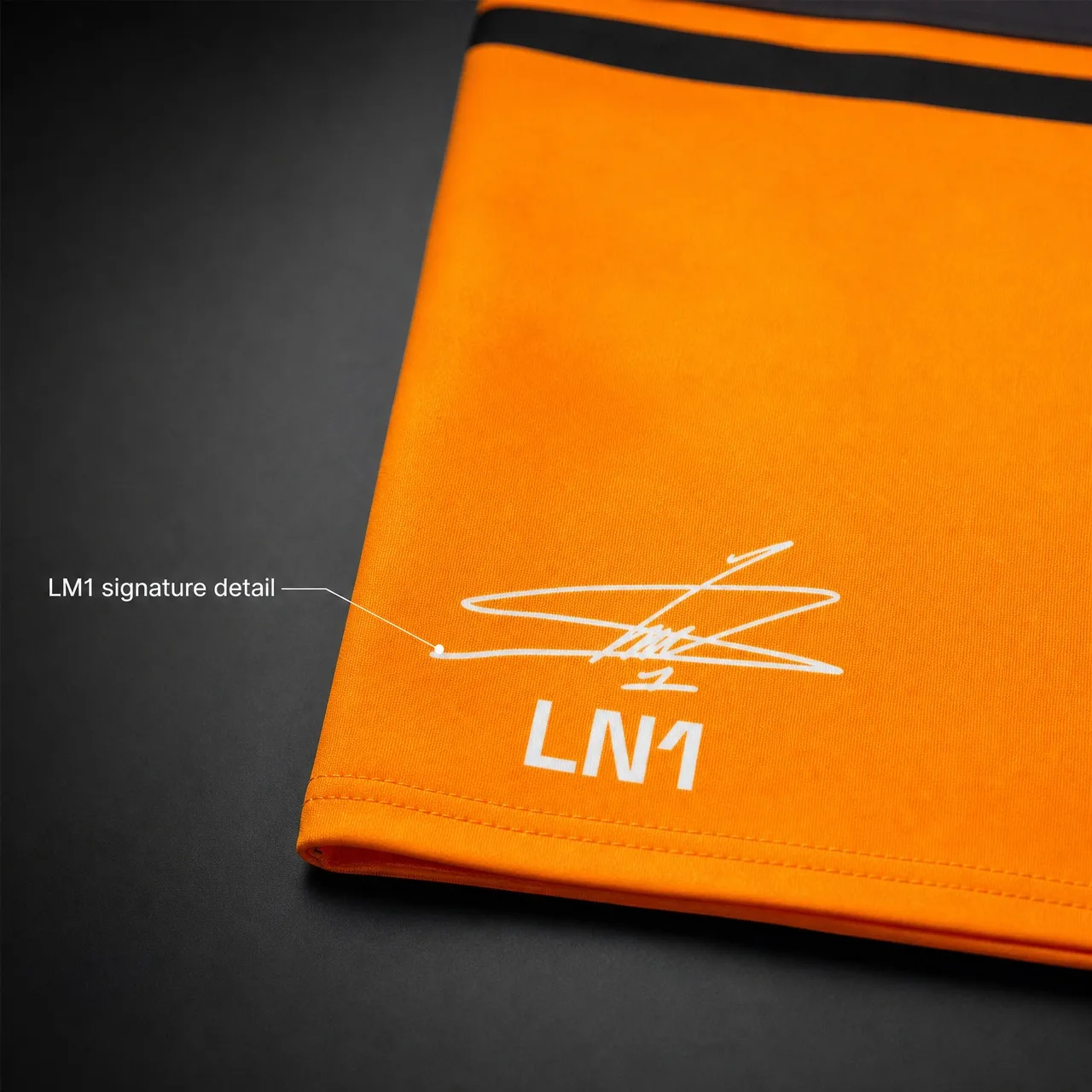Herren F1 McLaren Team T-Shirt LN1 Signature Back No.1 Bedrucktes, gespleißtes, schwarz-orangefarbenes, kurzärmeliges, lässiges Renn-T-Shirt – Detail 5