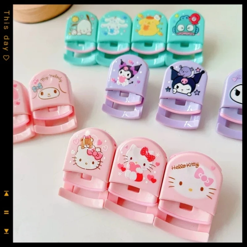 

Kawaii hello kitty Sanrio eyelash curler makeup anime peripherals cute kuromi portable styling eyelashes wholesale ladies