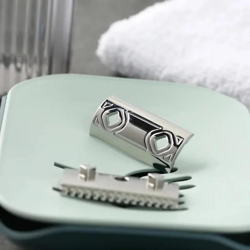 YAQI Harlequin 316 رأس ماكينة حلاقة آمنة مصقولة من الفولاذ المقاوم للصدأ مع فجوة شفرة 0.90 مم ومجموعة صابون الحلاقة