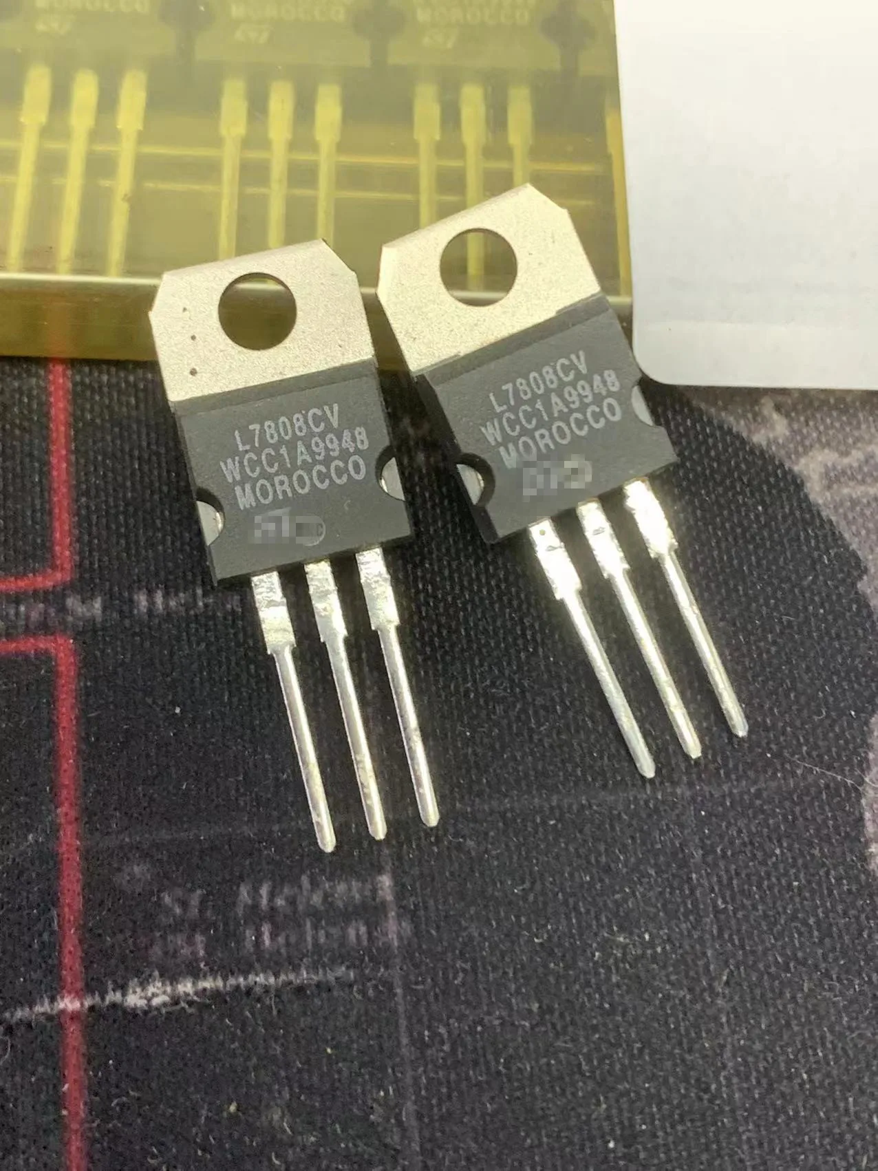 L7808CV L387A (1 unidade) Inventário original e spot