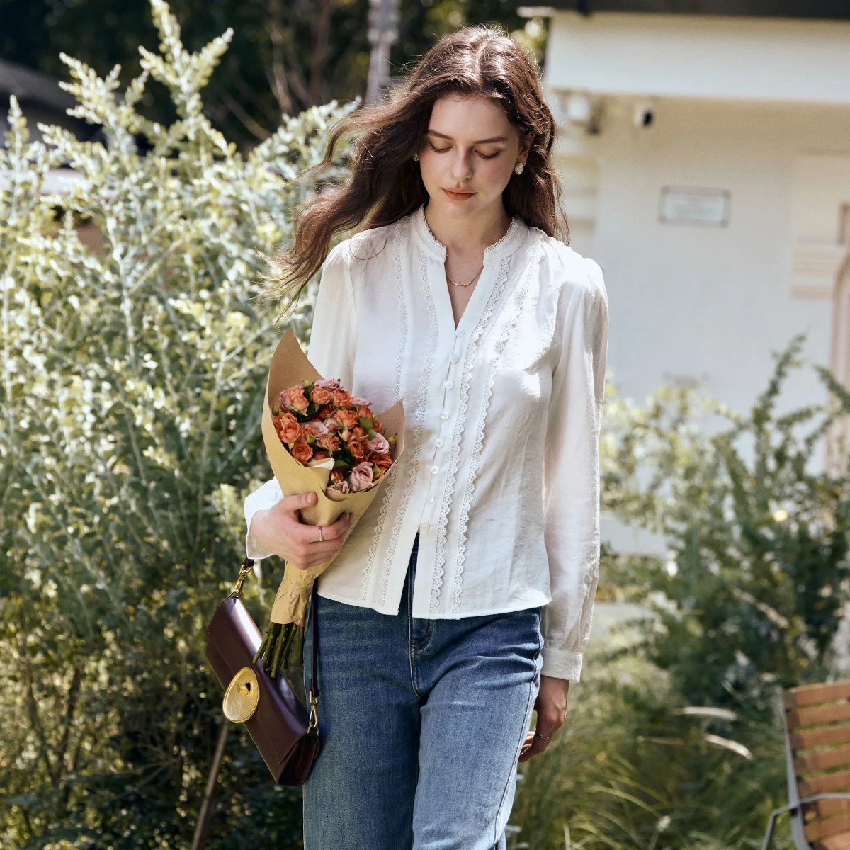 OLrain French Elegant Long-sleeved White Shirt Autumn 2025 New Loose Chic Blouse Temperament Commute V-neck Shirt M57QC000111