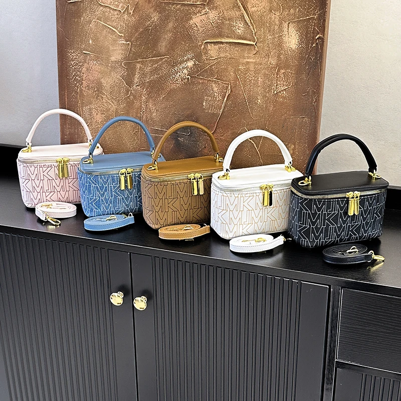 

Popular Women's Messenger Bag, Premium Leather Shoulder Handbag Elegant Classic Design From Luxury Brand