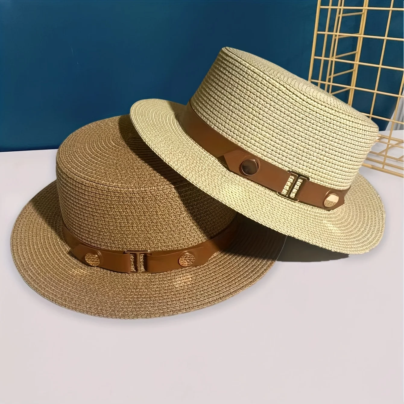 Sommer-Strohhut für Damen mit flachem Oberteil, perfekt für Ausflüge und Sonnenschutz am Strand.