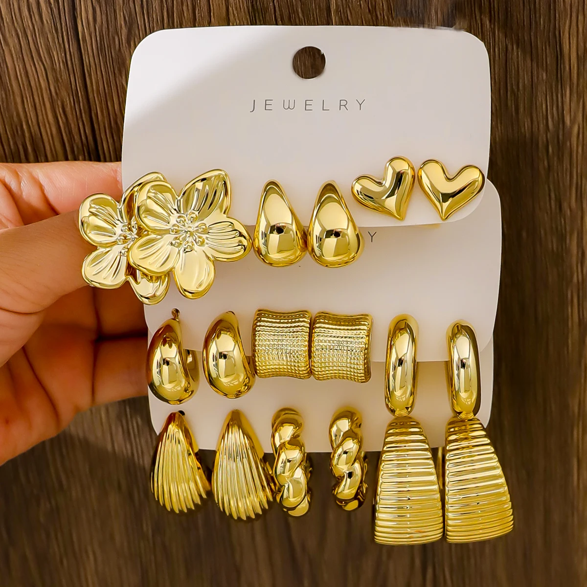 طقم أقراط عصرية مكون من 18 قطعة باللون الذهبي للنساء، أنيق وأنيق، مناسب للارتداء اليومي والحفلات والمناسبات ﻿