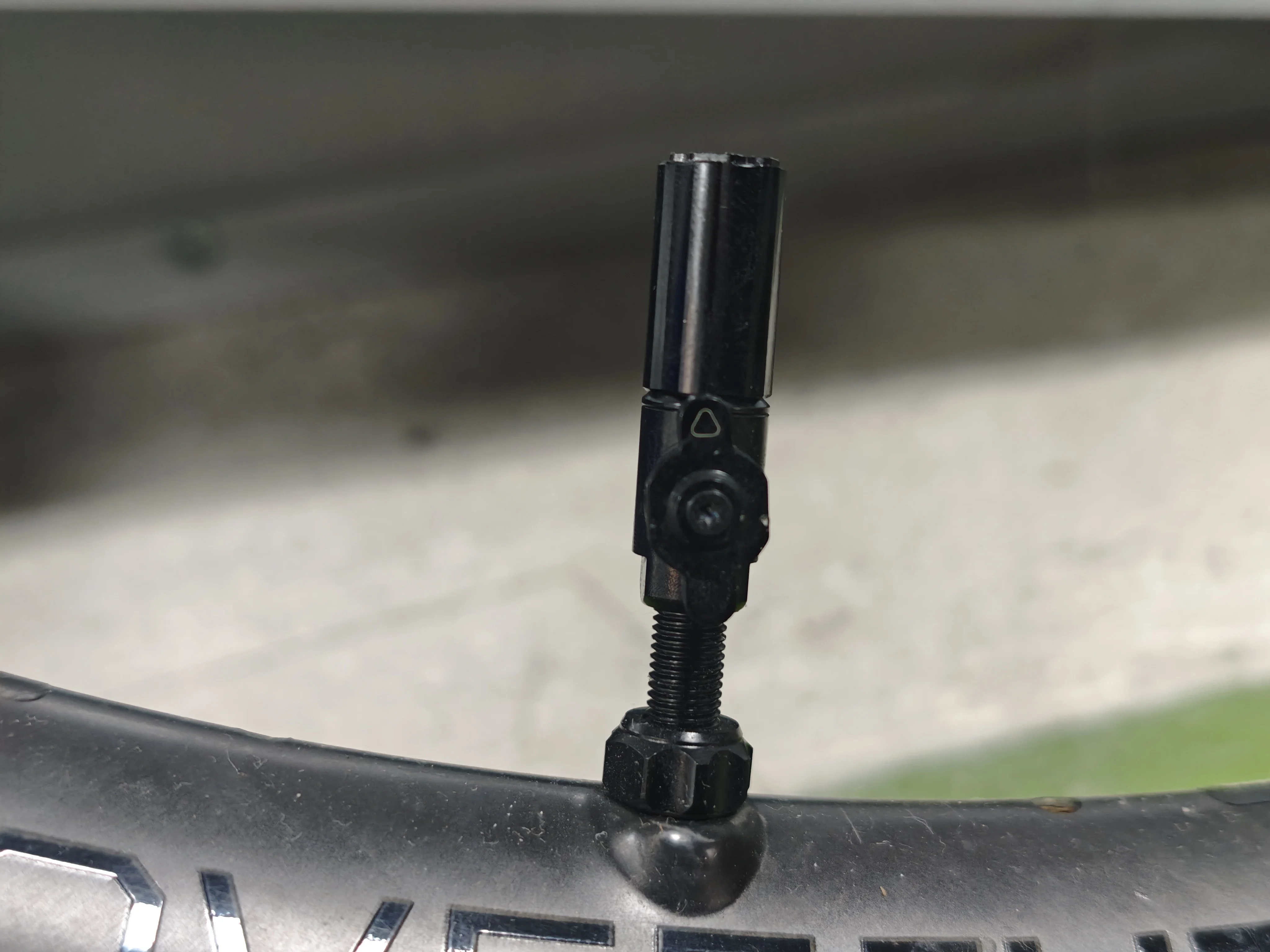 Big-Bore-Tubeless-Ventilschäfte – Kernloses Design für Rennräder & Mountainbikes – Detail 2