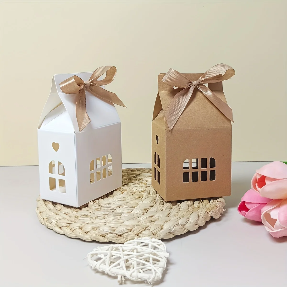12 Stück hausförmige Geschenkboxen mit Band, 6,99 cm x 4,98 cm x 12,29 cm, weißes und braunes Design, Feiertagsparty-Dekorationen, Süßigkeitenverpackung – Detail 5