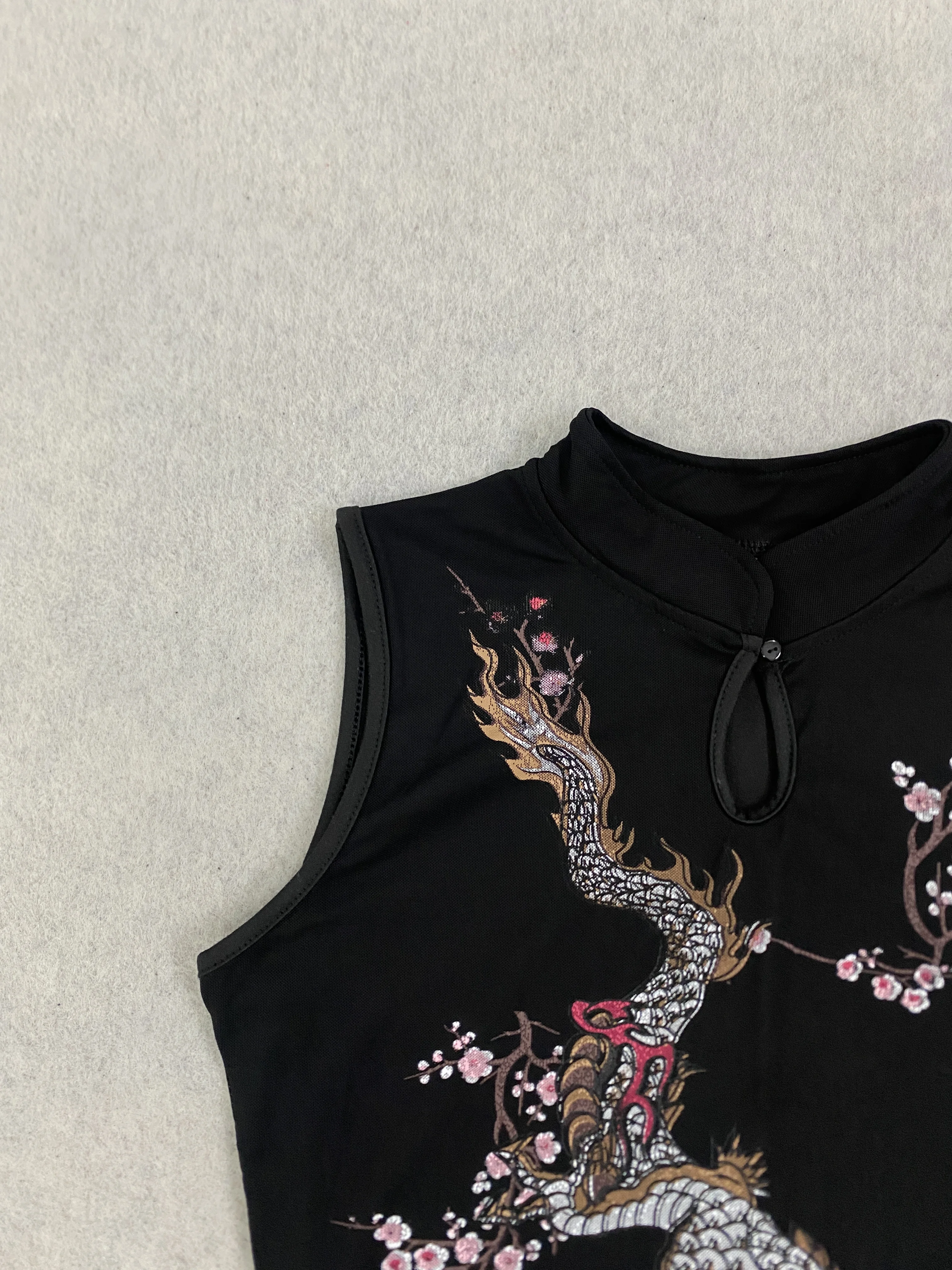 Neues Chinesisches Besticktes Cheongsam-Kleid für Damen mit Drachen- und Kirschblüten-Druck, Stehkragen, Ärmellos, Figurbetontes Enges Kleid – Detail 5