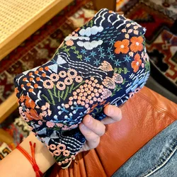 Borsa per il trucco ricamata floreale borsa per le vacanze in tessuto piccola borsa da viaggio per ragazze viaggio d'affari borsa portatile con cerniera