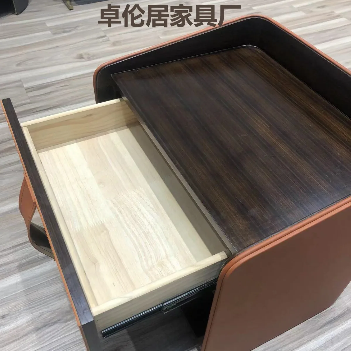 طاولة بجانب السرير من الخشب الصلب الإيطالي البسيط وغرفة النوم من خشب الجوز وخزانة بجانب السرير مصنوعة من الجلد وخفيفة الوزن وخزانة تخزين من الخشب الصلب الفاخر #4