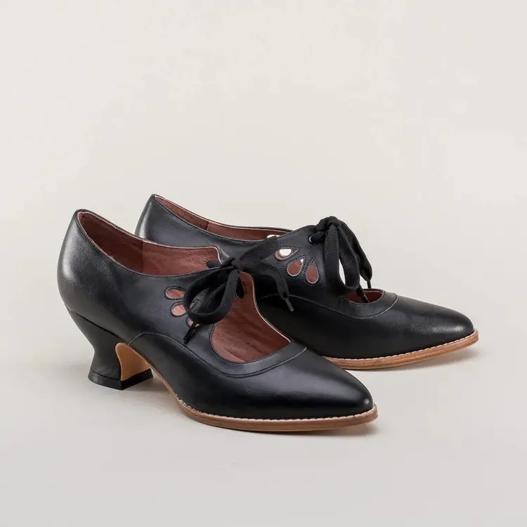 Damen Vintage Schnürschuhe mit niedrigem Absatz, viktorianische Hochzeitsschuhe, Renaissance-Kostümschuhe, Schmetterlingsflügel-Spitzenschuhe – Detail 19
