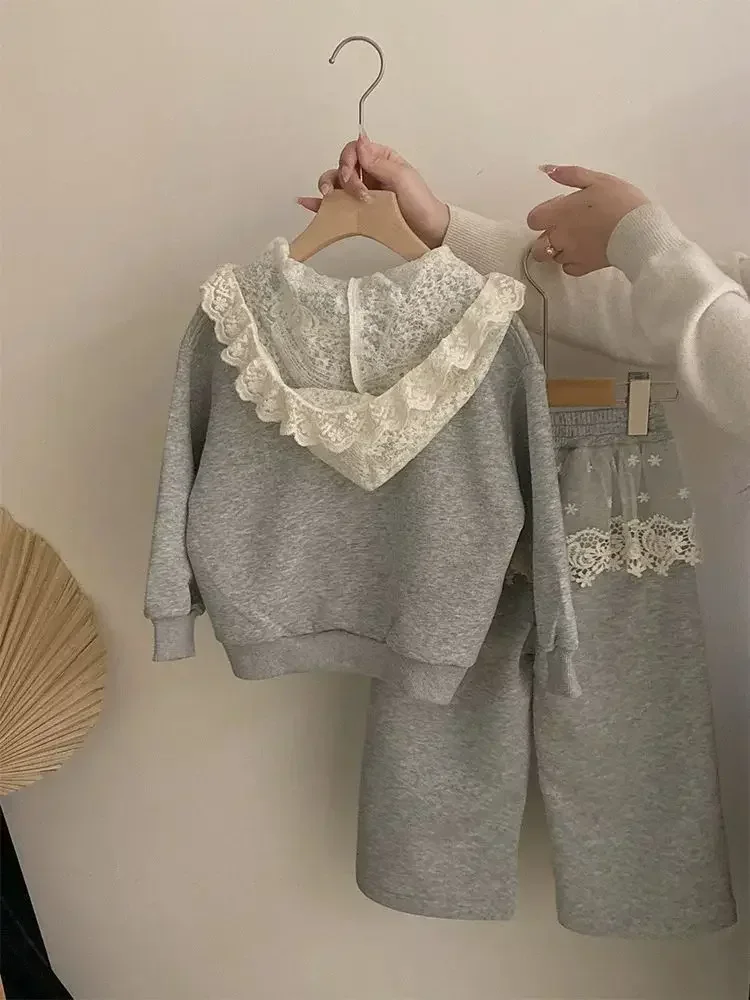 Koreanisches Mädchen-Set aus Spitzen-Cardigan mit Kapuze und Schürzenkleid – 2-teiliges Frühlingsoutfit für Babys und Kleinkinder, weiche, lässige Alltagskleidung – Detail 10