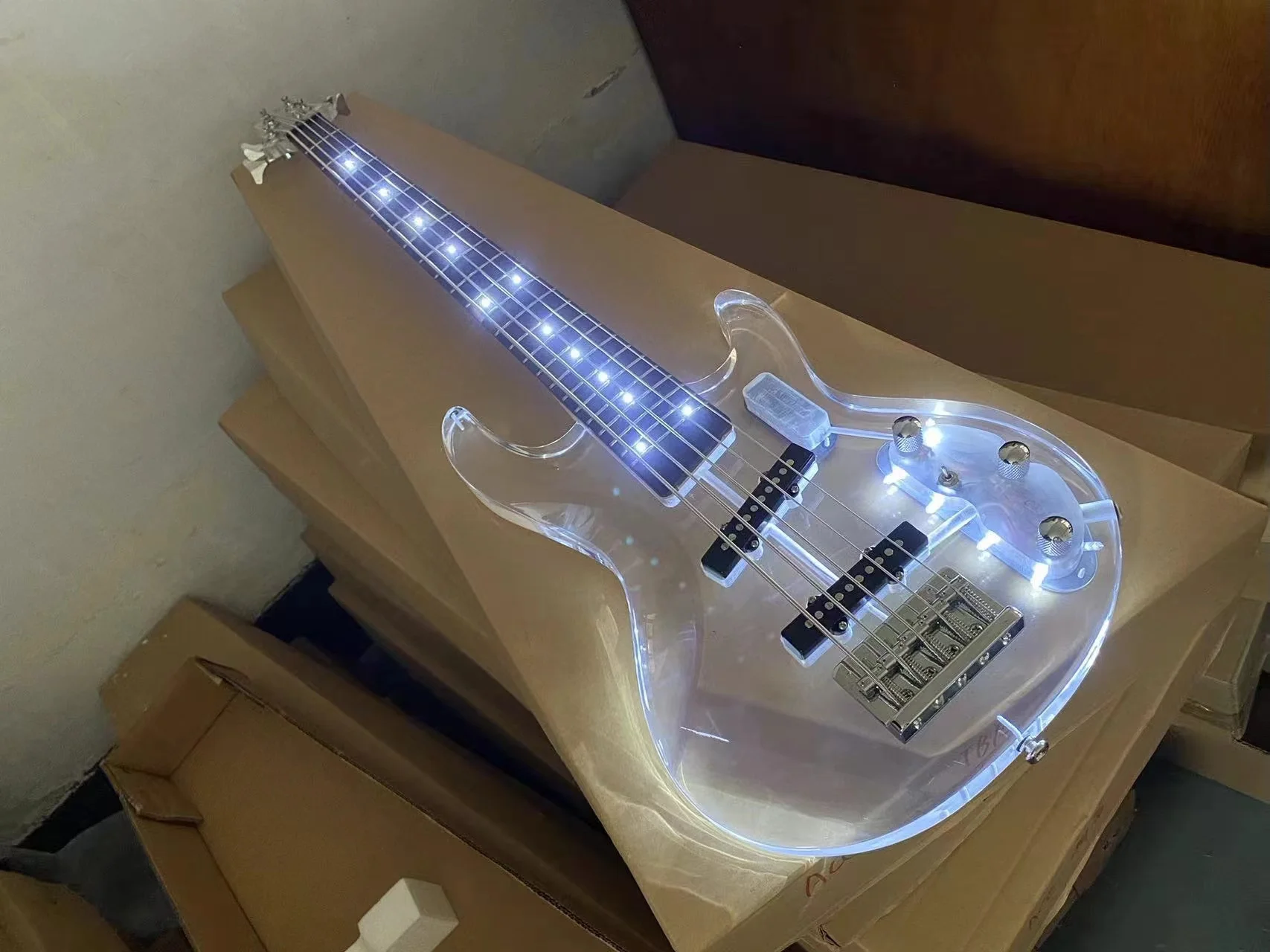 希少　光るエレキベース　アクリル製　LED搭載　ボディのみ　5弦　ステージ映え 5 弦ブルー LED ライトエレクトリックベースギター、透明アクリル