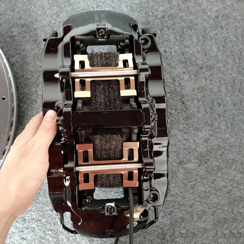 

Custom-made 8-piston brake calipers with 380*32mm rear tires and 330*10mm brake discs for the 2009 Ford Focus MK2.