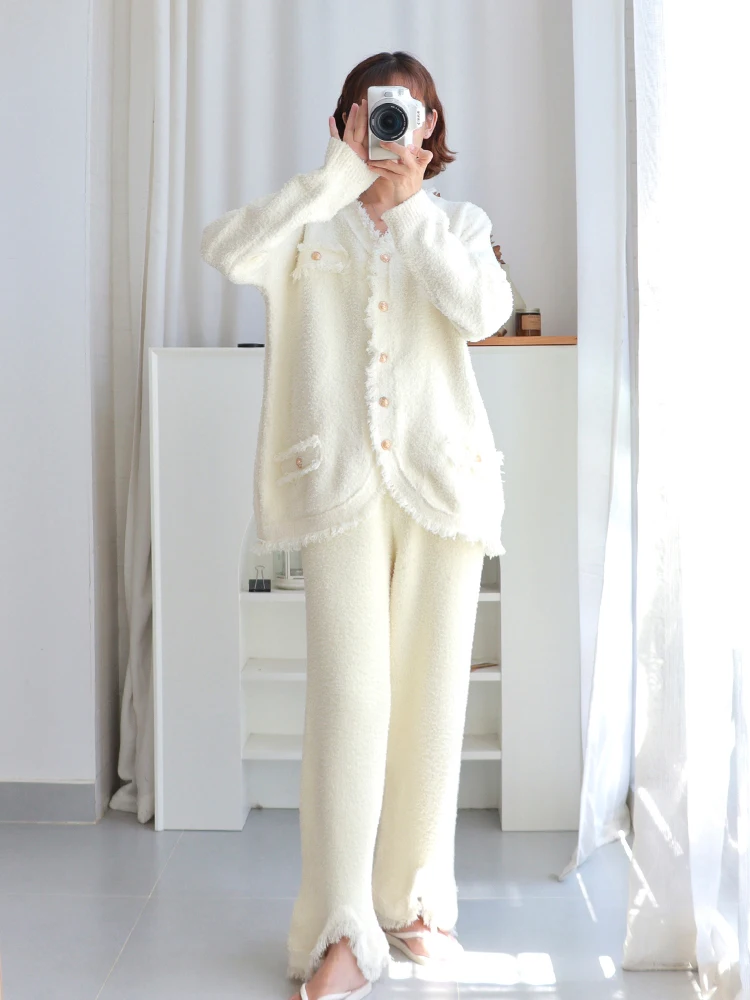 Pajamas Women\'s Autumn and Winter  Home Clothes Coral Fleece Thickened Outwear Suit  can wear it on the street.