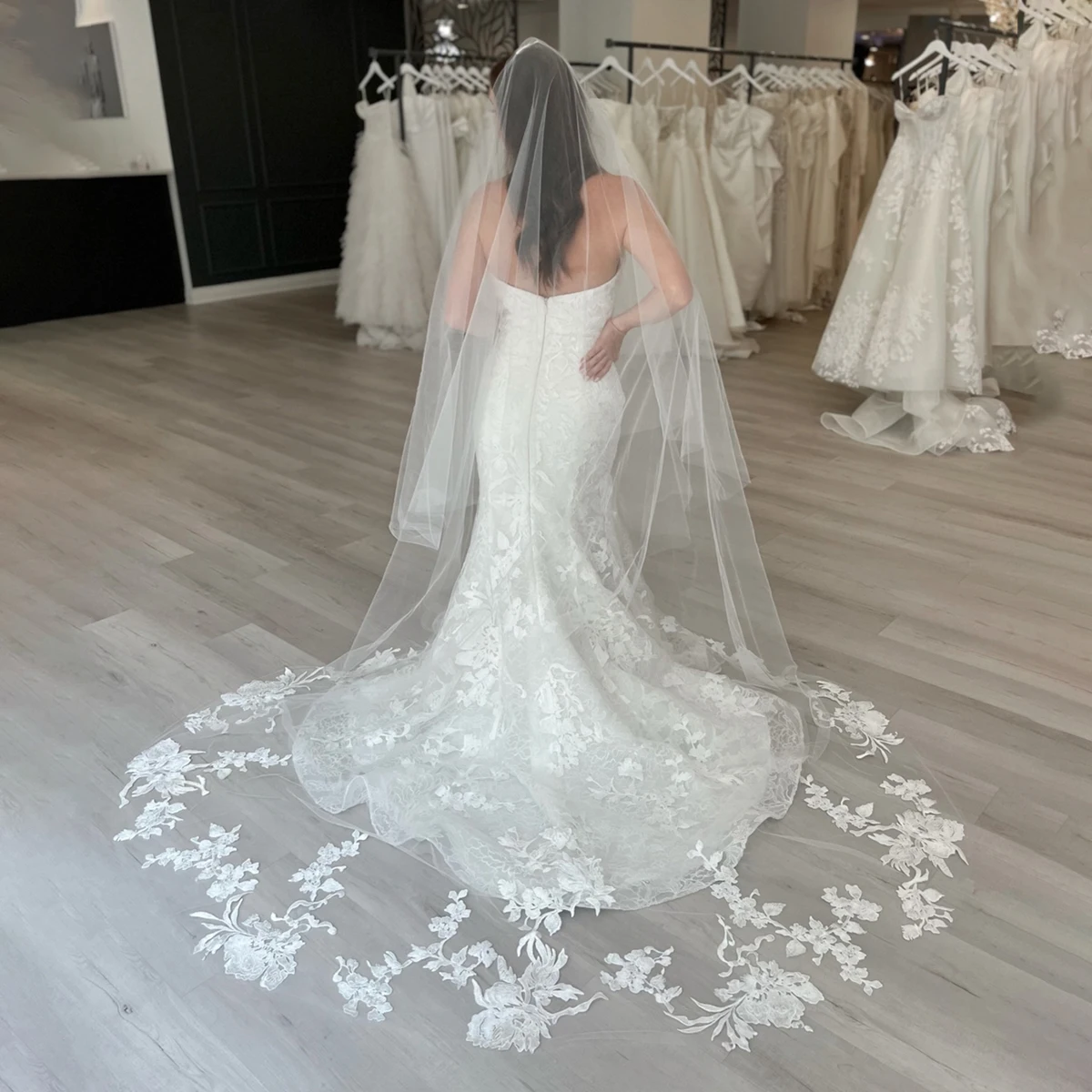 

Chapel Length Embroidered Veils for Bride Customize One Tier Classic Floral Lace Edged 90 Inches Long Wedding Veil