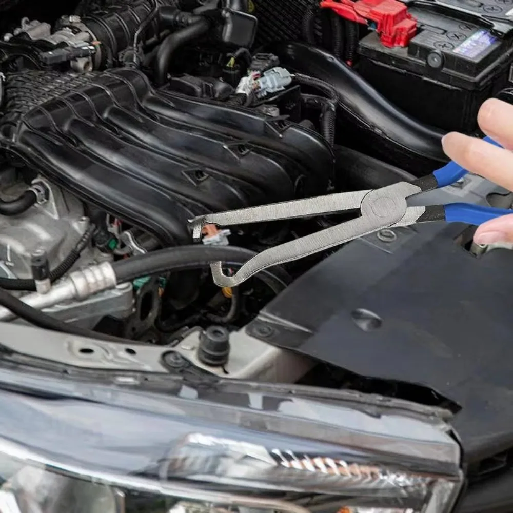 Dismantling car wiring, cutting lines, oil pipes separating pliers, wire harness plugs, unplugging wires, power-off pliers tools