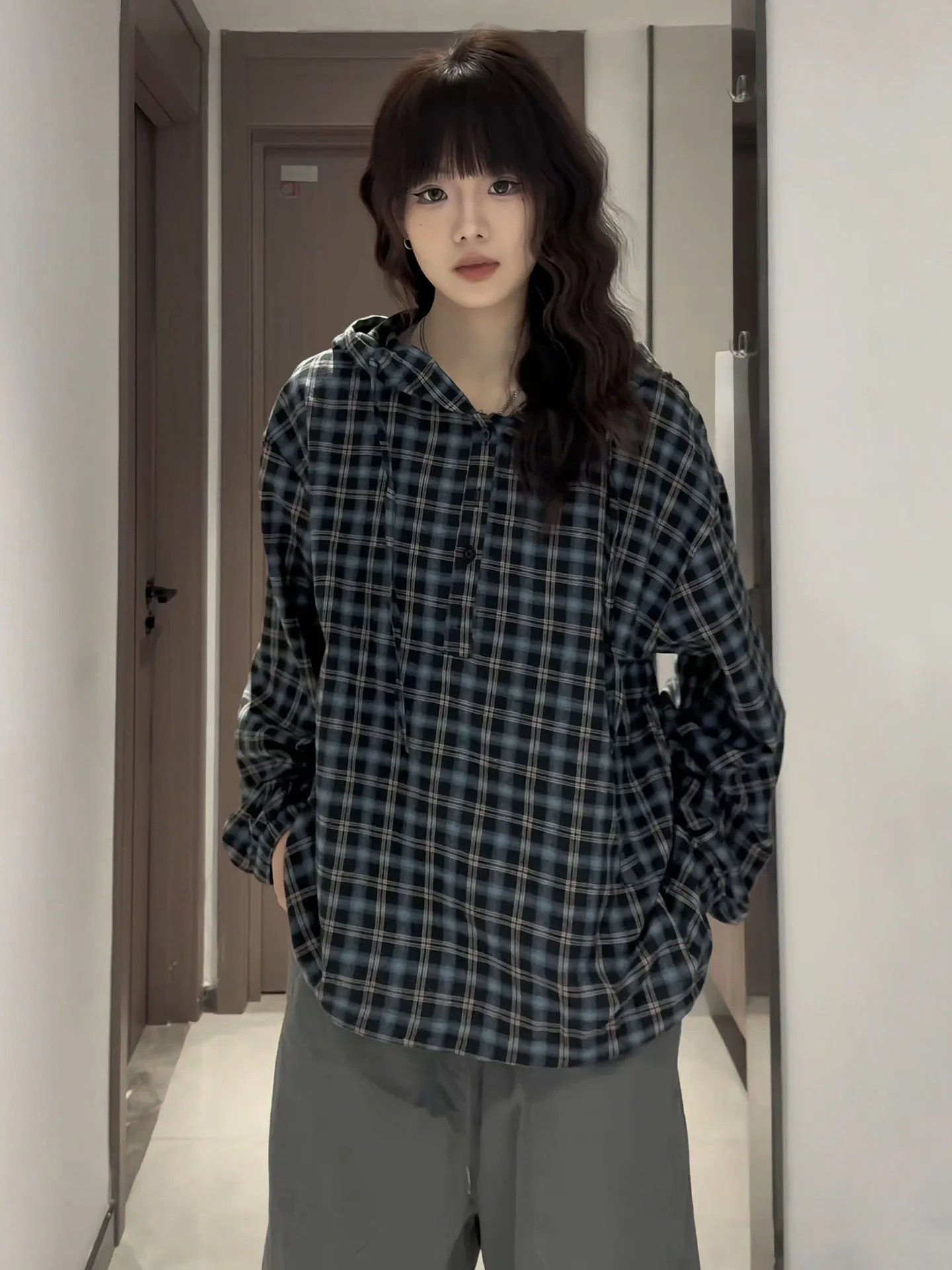 

Рубашка в американском стиле ретро в клетку для мужчин, весенняя свободная рубашка для пар, повседневная верхняя одежда в винтажном стиле, с длинными рукавами, с капюшоном, на пуговицах