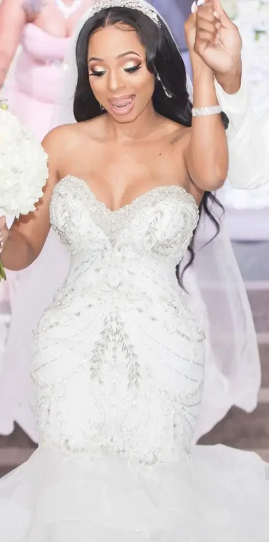 Vestidos de sirena personalizados, escote en forma de corazón, perlas de cristal, bordado con cuentas, vestidos de boda nigerianos en capas con volantes