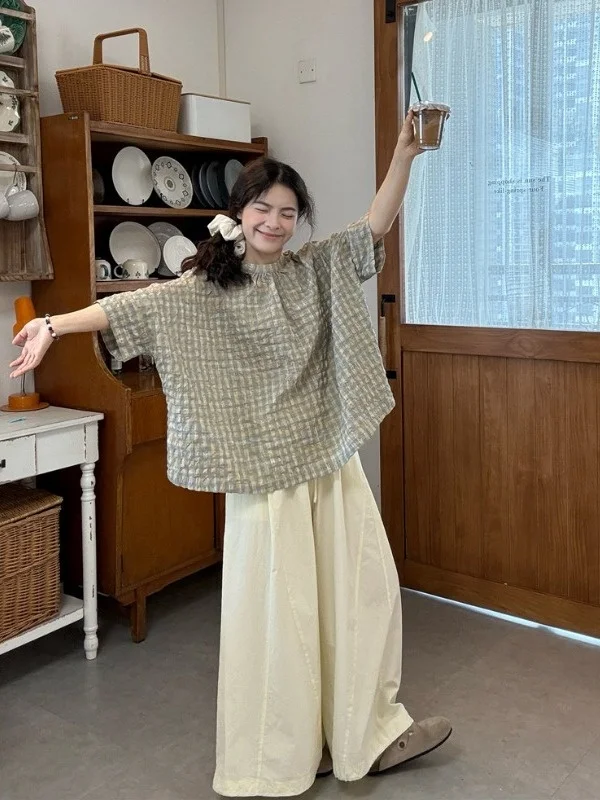 

Женский комплект больших размеров: ретро-рубашка в клетку с круглым вырезом и коротким рукавом, а также широкие брюки. Новинка лета, свободный крой, высокая талия.