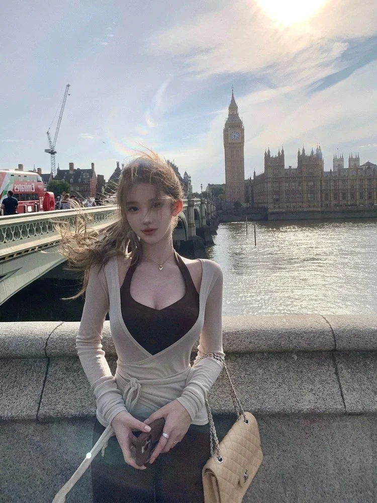 

Комплект из трех предметов: укороченный топ-жилет, свободный кардиган и повседневные длинные брюки для женщин. Весенний модный ансамбль.