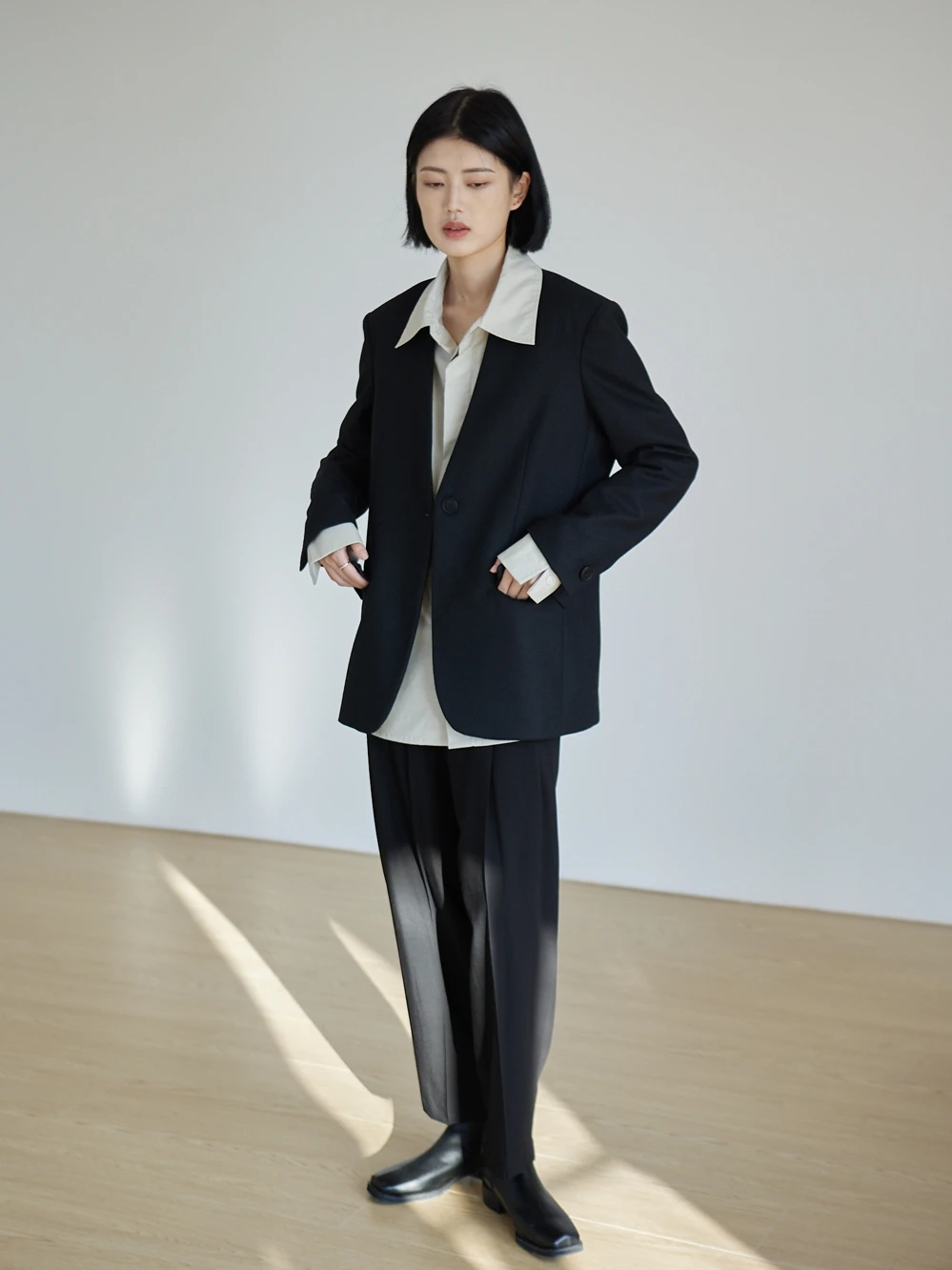 Vitatha Bla Wollmantel im Originaldesign, locker geschnitten, langärmlig, V-Ausschnitt, Knopfleiste, einfarbig, für den Arbeitsweg geeignet