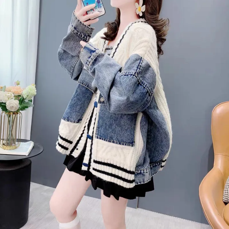 [EWQ] Denim Long Sleeve Patchwork V-neck Sweater Cardigan Single Breasted Loose Women Knit Coats 2024 Autumn New Fashion 16O2058