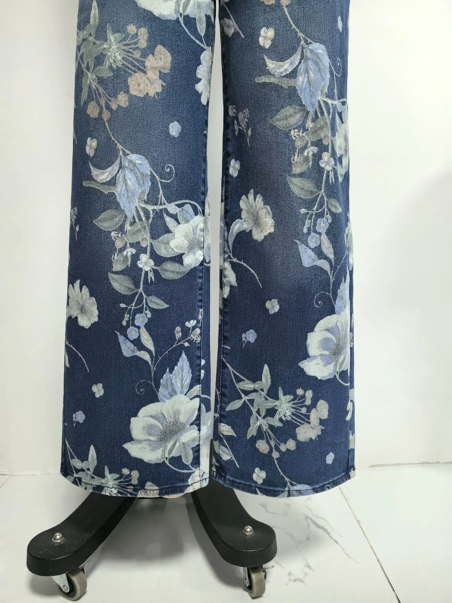 New for 2026: Women's Blue High-waisted Stretch Jeans, Vintage-style Loose-fit Wide-leg Denim Pants with A Floral Print.