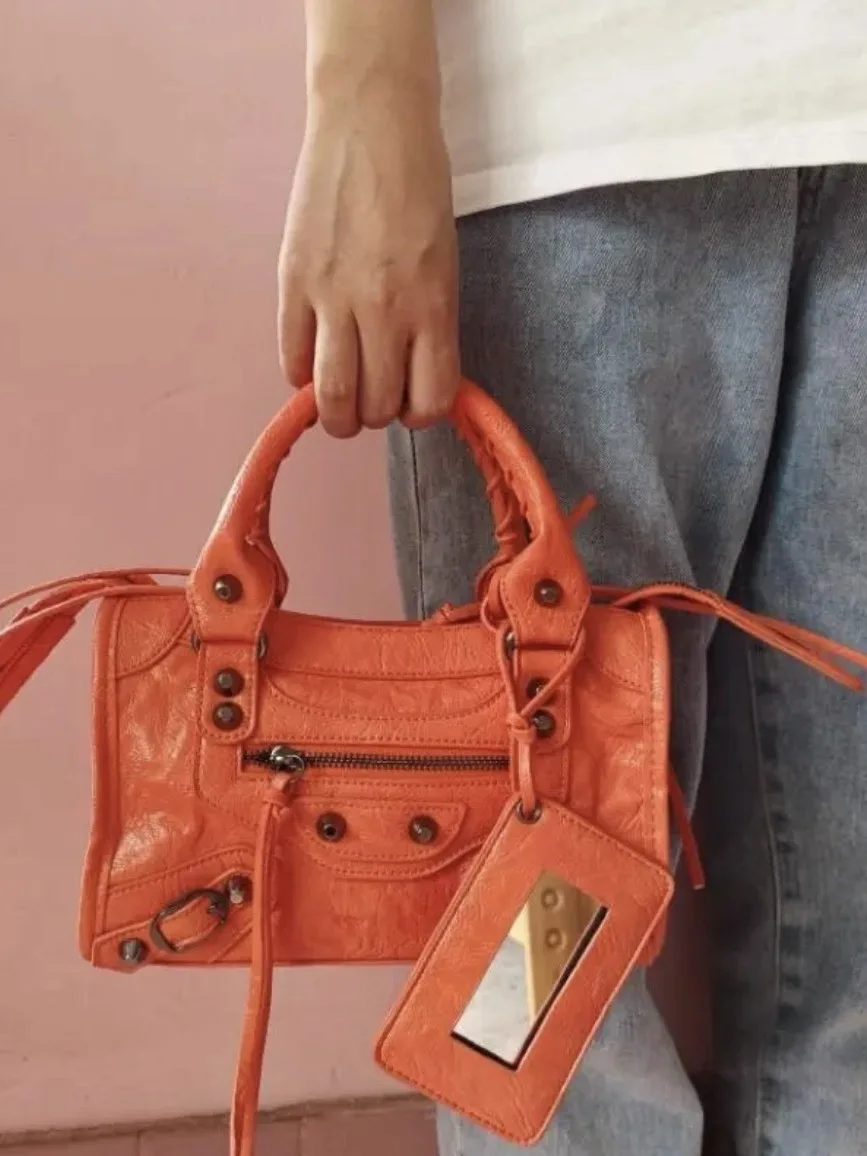 

Новая модная женская сумка в мотоциклетном стиле 2025 года: универсальная наплечная сумка для повседневного использования, создающая ощущение роскоши